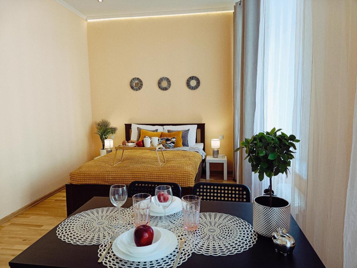 Centrally Located Studio Apartment Riga Exterior photo