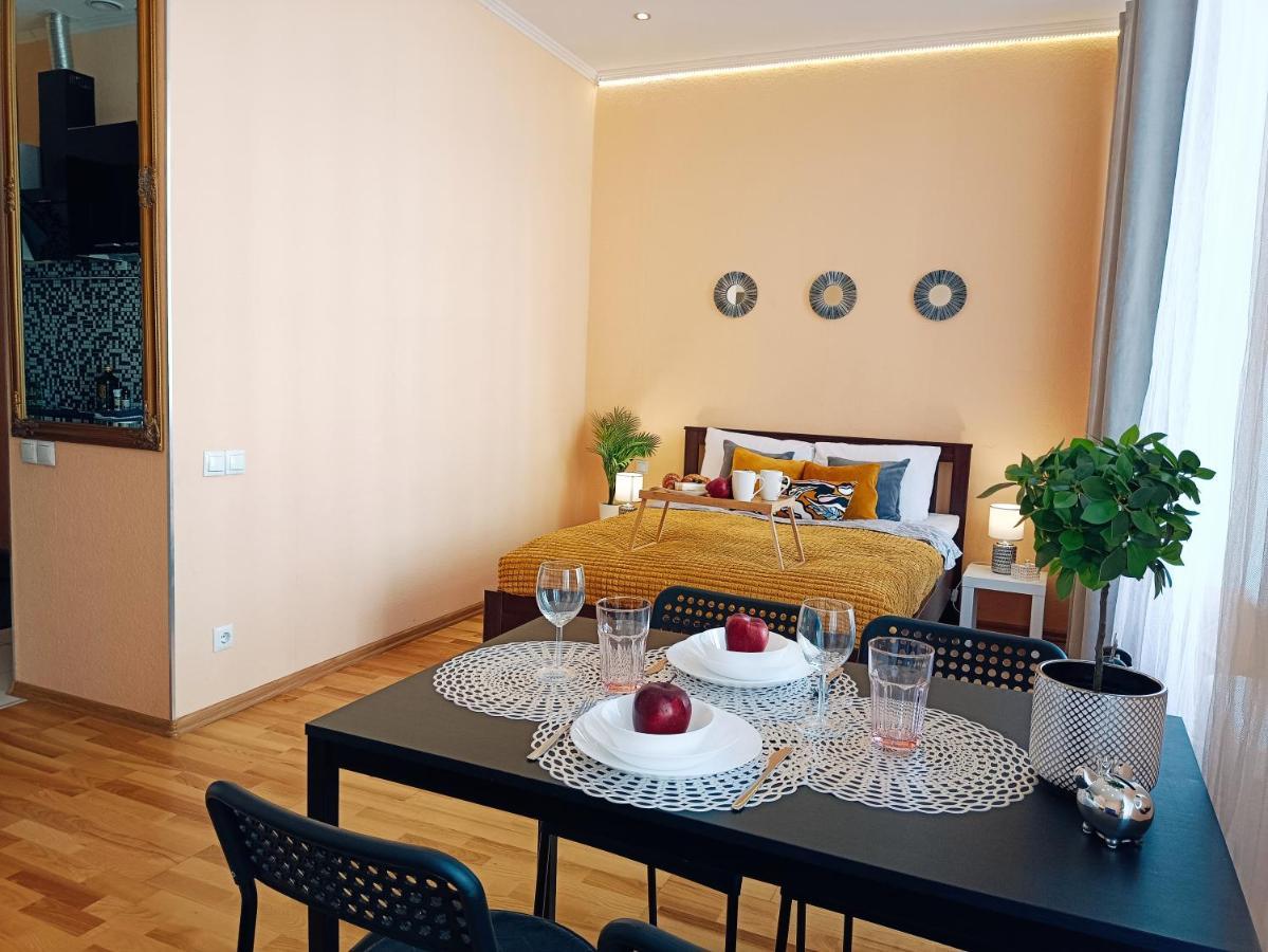 Centrally Located Studio Apartment Riga Exterior photo