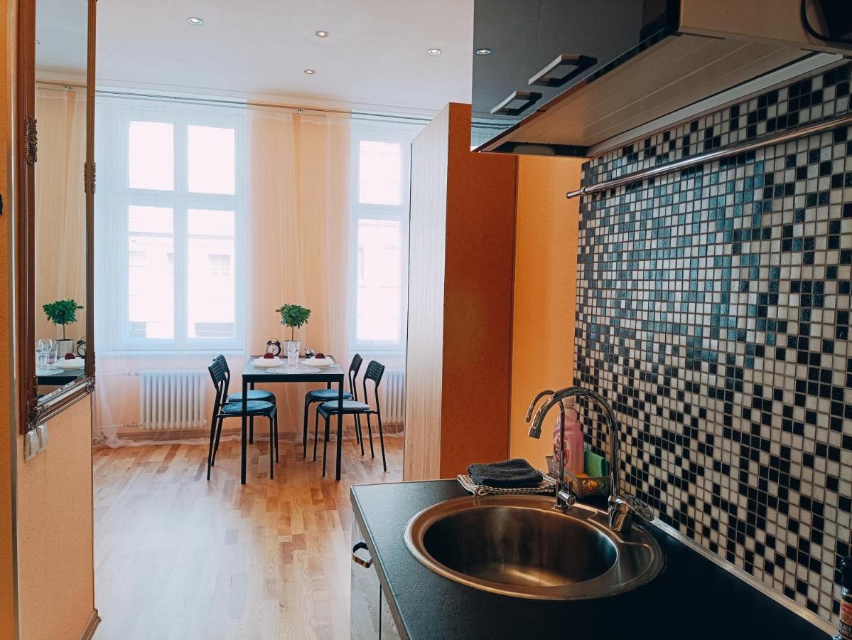 Centrally Located Studio Apartment Riga Exterior photo